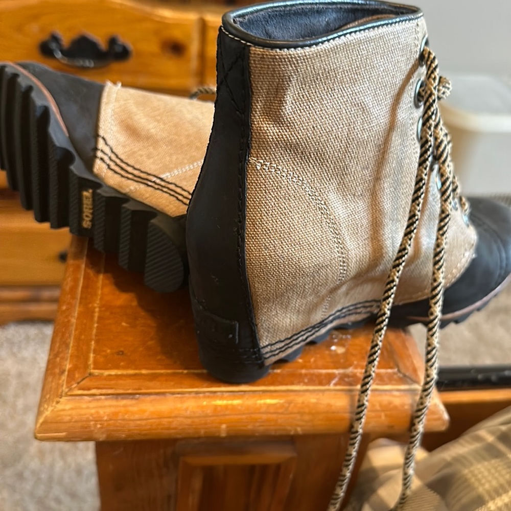 Sorel wedge bootie size 6